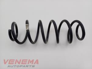 Gebruikte Schroefveer achter Ford Fiesta 7 1.0 EcoBoost 12V 100 Prijs € 9,99 Margeregeling aangeboden door Venema Autoparts