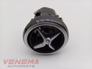 Gebruikte Luchtrooster Dashboard Mercedes B (W246) 1.6 B-180 BlueEFFICIENCY Turbo 16V Prijs € 19,99 Margeregeling aangeboden door Venema Autoparts