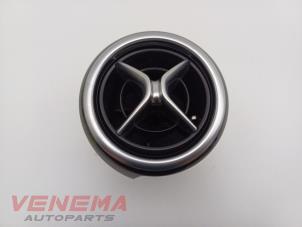 Gebruikte Luchtrooster Dashboard Mercedes B (W246) 1.6 B-180 BlueEFFICIENCY Turbo 16V Prijs € 19,99 Margeregeling aangeboden door Venema Autoparts