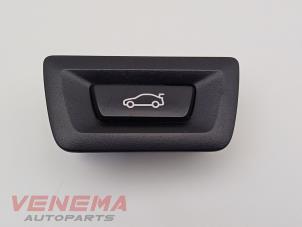 Gebruikte Schakelaar achterklep BMW 3 serie Touring (G21) 320e xDrive 2.0 TwinPower Turbo 16V Prijs € 9,99 Margeregeling aangeboden door Venema Autoparts