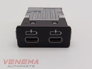 Gebruikte AUX/USB aansluiting BMW 3 serie Touring (G21) 320e xDrive 2.0 TwinPower Turbo 16V Prijs € 19,99 Margeregeling aangeboden door Venema Autoparts