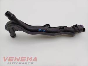 Gebruikte Waterpijp Peugeot 208 I (CA/CC/CK/CL) 1.2 Vti 12V PureTech 82 Prijs € 24,99 Margeregeling aangeboden door Venema Autoparts