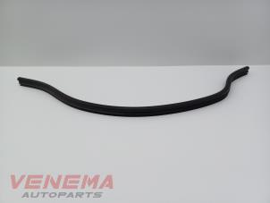 Gebruikte Motorkaprubber Volkswagen Golf VIII Variant (GC5) 2.0 TDI BlueMotion 16V Prijs € 14,99 Margeregeling aangeboden door Venema Autoparts