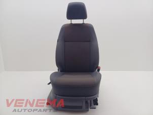 Gebruikte Voorstoel rechts Volkswagen Caddy Combi III (2KB,2KJ) 1.6 TDI 16V Prijs € 99,99 Margeregeling aangeboden door Venema Autoparts