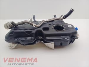 Gebruikte Tank Mercedes GLA (H247) 1.3 200 Turbo 16V Prijs € 174,99 Margeregeling aangeboden door Venema Autoparts
