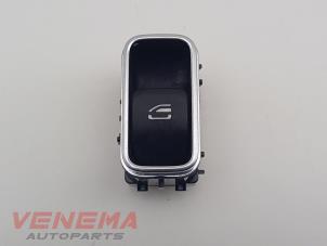 Gebruikte Raam schakelaar elektrisch Mercedes GLA (H247) 1.3 200 Turbo 16V Prijs € 9,99 Margeregeling aangeboden door Venema Autoparts