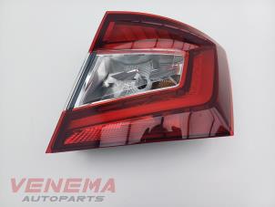 Gebruikte Achterlicht rechts Skoda Fabia III (NJ3) 1.0 TSI 12V Prijs € 174,99 Margeregeling aangeboden door Venema Autoparts