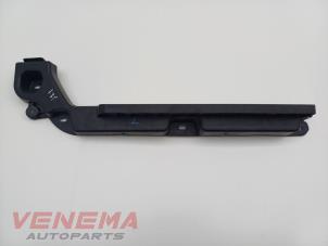 Gebruikte Bumpersteun links-achter Skoda Fabia III (NJ3) 1.0 TSI 12V Prijs € 14,99 Margeregeling aangeboden door Venema Autoparts