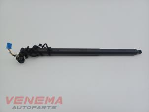 Gebruikte Kofferdekseldemper rechts-achter Mercedes GLA (H247) 1.3 200 Turbo 16V Prijs € 99,99 Margeregeling aangeboden door Venema Autoparts