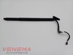 Gebruikte Kofferdekseldemper rechts-achter Volkswagen Tiguan (AD1) 1.4 TSI 16V Prijs € 99,99 Margeregeling aangeboden door Venema Autoparts