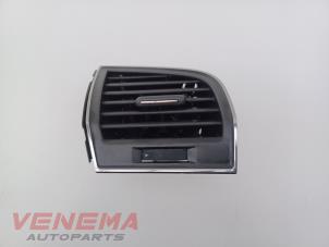 Gebruikte Luchtrooster Dashboard Skoda Fabia III (NJ3) 1.0 TSI 12V Prijs € 19,99 Margeregeling aangeboden door Venema Autoparts