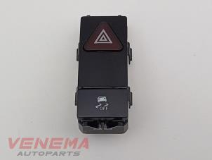 Gebruikte Paniekverlichtings Schakelaar Mercedes GLK (204.7/9) 2.2 220 CDI 16V BlueEff.,BlueTEC 4-Matic Prijs € 19,99 Margeregeling aangeboden door Venema Autoparts