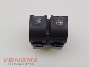 Gebruikte Elektrisch Raam Schakelaar Mercedes Citan (415.6) 1.5 108 CDI Prijs € 19,99 Margeregeling aangeboden door Venema Autoparts