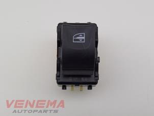 Gebruikte Raam schakelaar elektrisch Mercedes Citan (415.6) 1.5 108 CDI Prijs € 14,99 Margeregeling aangeboden door Venema Autoparts