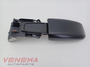 Gebruikte Armleuning Volvo V40 (MV) 2.0 T4 16V Prijs € 49,99 Margeregeling aangeboden door Venema Autoparts