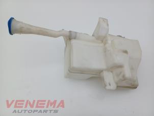 Gebruikte Ruitensproeiertank voor Volvo V40 (MV) 2.0 T4 16V Prijs € 29,99 Margeregeling aangeboden door Venema Autoparts