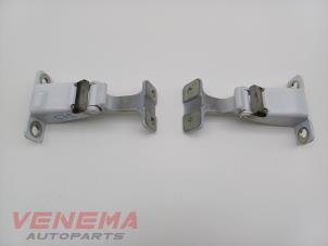 Gebruikte Scharnierset Mercedes Citan (415.6) 1.5 108 CDI Prijs € 39,99 Margeregeling aangeboden door Venema Autoparts