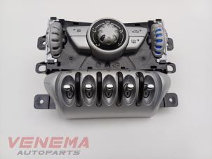 Gebruikte Chaufage Bedieningspaneel Mini Mini (R56) 1.6 16V Cooper Prijs € 49,99 Margeregeling aangeboden door Venema Autoparts