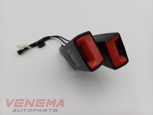 Gebruikte Veiligheidsgordel Insteek midden-achter Mini Mini (R56) 1.6 16V Cooper Prijs € 19,99 Margeregeling aangeboden door Venema Autoparts