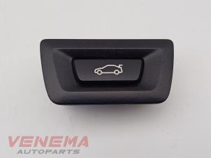 Gebruikte Schakelaar achterklep BMW 3 serie Touring (F31) 316d 2.0 16V Prijs € 9,99 Margeregeling aangeboden door Venema Autoparts