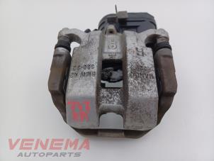 Gebruikte Remklauw (Tang) rechts-achter BMW 3 serie Touring (G21) 320e xDrive 2.0 TwinPower Turbo 16V Prijs € 144,99 Margeregeling aangeboden door Venema Autoparts