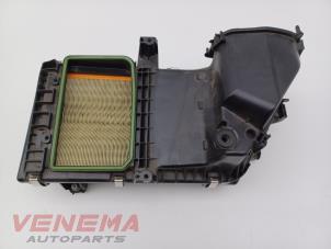 Gebruikte Luchtfilterhuis Mercedes C (W205) C-200d 1.6 Turbo 16V Prijs € 44,99 Margeregeling aangeboden door Venema Autoparts