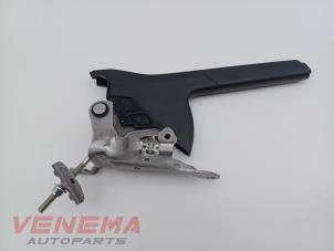 Gebruikte Handremhendel Opel Corsa F (UB/UH/UP) 1.2 12V 75 Prijs € 49,99 Margeregeling aangeboden door Venema Autoparts