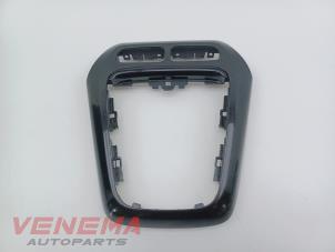 Gebruikte Dashboard sierlijst Opel Corsa F (UB/UH/UP) 1.2 12V 75 Prijs € 14,99 Margeregeling aangeboden door Venema Autoparts