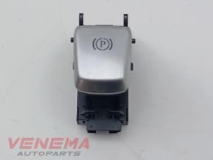 Gebruikte Handrem schakelaar Mercedes E (C238) E-300 2.0 Turbo 16V Prijs € 19,99 Margeregeling aangeboden door Venema Autoparts