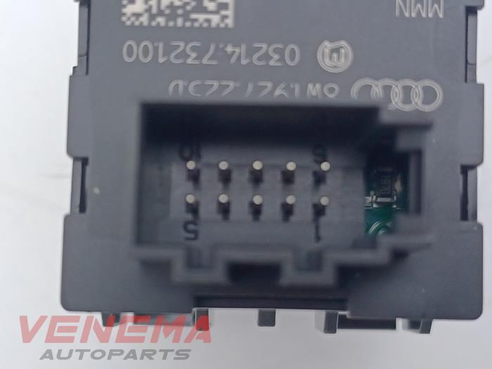 Handrem schakelaar van een Audi A4 Avant (B9) 2.0 35 TFSI Mild Hybrid 16V 2021