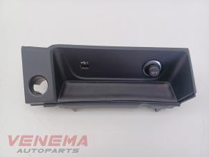 Gebruikte AUX/USB aansluiting Audi A4 Avant (B9) 2.0 35 TFSI Mild Hybrid 16V Prijs € 19,99 Margeregeling aangeboden door Venema Autoparts