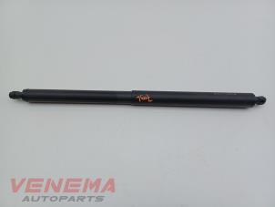 Gebruikte Kofferdekseldemper links-achter BMW X1 (F48) xDrive 20i 2.0 16V Twin Power Turbo Prijs € 19,99 Margeregeling aangeboden door Venema Autoparts