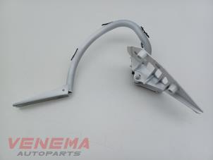 Gebruikte Scharnier Achterklep Mercedes E (C238) E-300 2.0 Turbo 16V Prijs € 29,99 Margeregeling aangeboden door Venema Autoparts