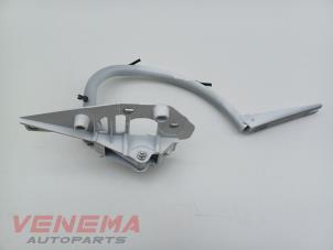 Gebruikte Achterklep Scharnier Mercedes E (C238) E-300 2.0 Turbo 16V Prijs € 29,99 Margeregeling aangeboden door Venema Autoparts