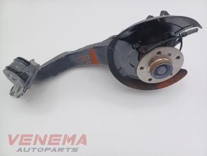 Gebruikte Fusee links-achter BMW 2 serie Active Tourer (F45) 218i 1.5 TwinPower Turbo 12V Prijs € 99,99 Margeregeling aangeboden door Venema Autoparts