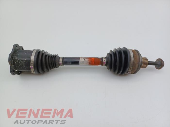 Aandrijfas links-voor van een Audi A4 Avant (B9) 2.0 35 TFSI Mild Hybrid 16V 2021