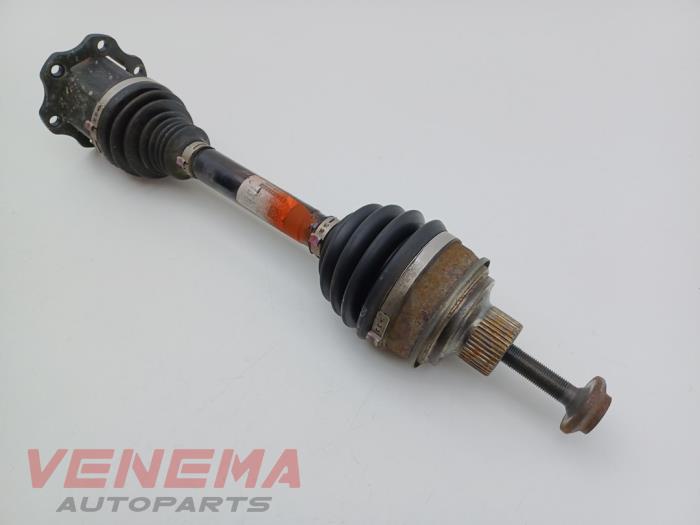 Aandrijfas links-voor van een Audi A4 Avant (B9) 2.0 35 TFSI Mild Hybrid 16V 2021