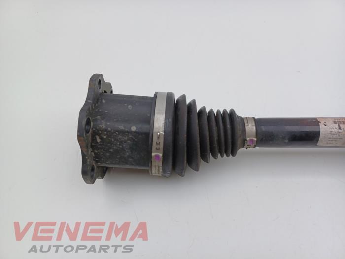 Aandrijfas links-voor van een Audi A4 Avant (B9) 2.0 35 TFSI Mild Hybrid 16V 2021