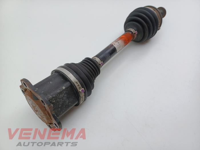 Aandrijfas links-voor van een Audi A4 Avant (B9) 2.0 35 TFSI Mild Hybrid 16V 2021