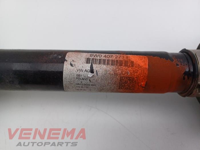 Aandrijfas links-voor van een Audi A4 Avant (B9) 2.0 35 TFSI Mild Hybrid 16V 2021