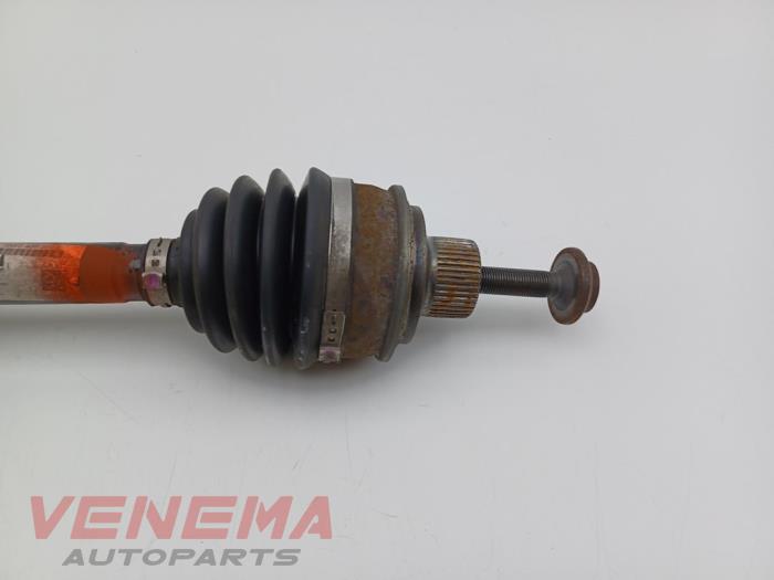 Aandrijfas links-voor van een Audi A4 Avant (B9) 2.0 35 TFSI Mild Hybrid 16V 2021