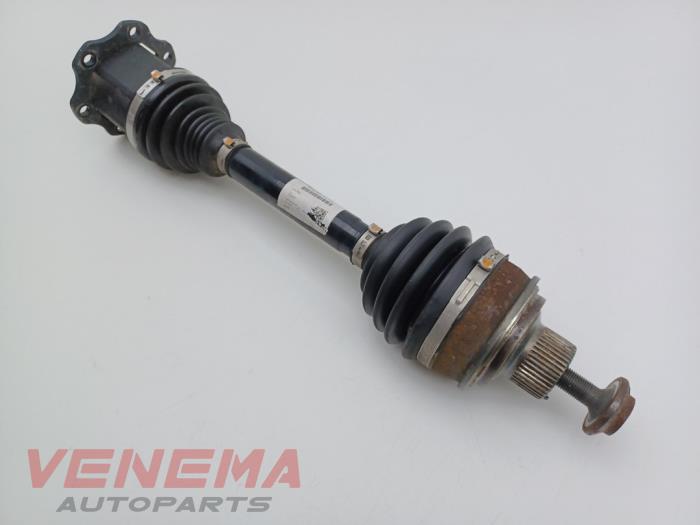 Aandrijfas rechts-voor van een Audi A4 Avant (B9) 2.0 35 TFSI Mild Hybrid 16V 2021