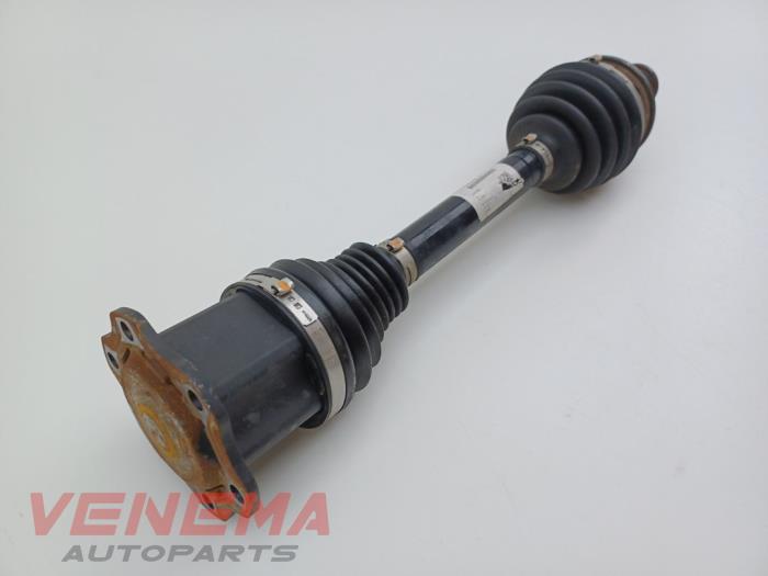 Aandrijfas rechts-voor van een Audi A4 Avant (B9) 2.0 35 TFSI Mild Hybrid 16V 2021