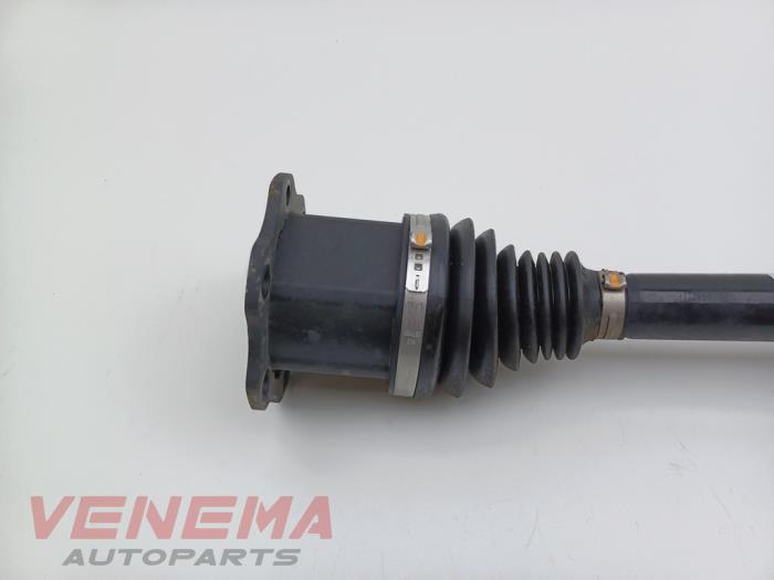 Aandrijfas rechts-voor van een Audi A4 Avant (B9) 2.0 35 TFSI Mild Hybrid 16V 2021