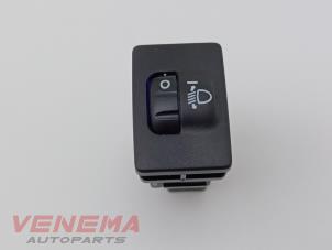 Gebruikte Schakelaar Koplamp Ihv Toyota Aygo (B40) 1.0 12V VVT-i Prijs € 9,99 Margeregeling aangeboden door Venema Autoparts