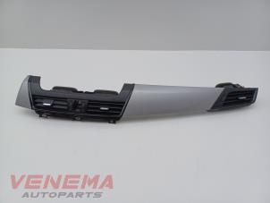 Gebruikte Dashboard sierlijst BMW 2 serie Active Tourer (F45) 218i 1.5 TwinPower Turbo 12V Prijs € 59,99 Margeregeling aangeboden door Venema Autoparts