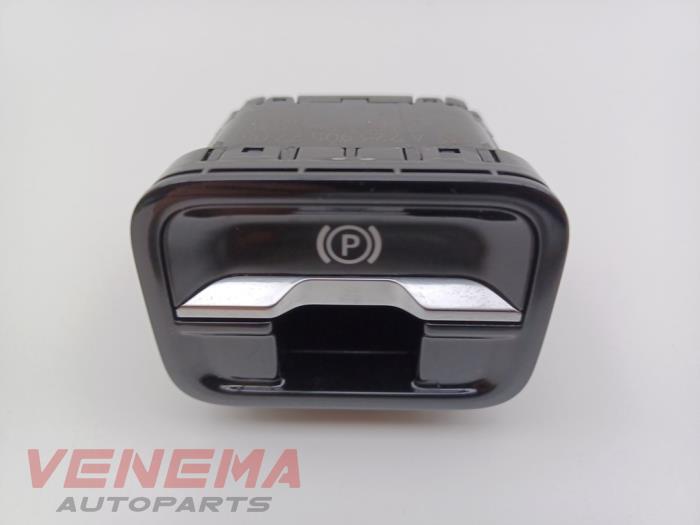 Gebruikte Schakelaar handrem Mercedes C (W206) C-200 1.5 EQ Boost 4-Matic Prijs € 18,14 Inclusief btw aangeboden door Venema Autoparts