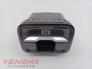 Gebruikte Schakelaar handrem Mercedes C (W206) C-200 1.5 EQ Boost 4-Matic Prijs € 18,14 Inclusief btw aangeboden door Venema Autoparts