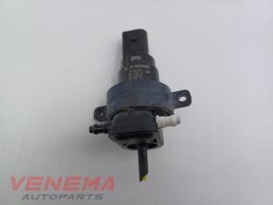 Gebruikte Ruitensproeierpomp voor BMW 2 serie Active Tourer (U06) 218i 1.5 TwinPower Turbo 12V Prijs € 29,99 Margeregeling aangeboden door Venema Autoparts