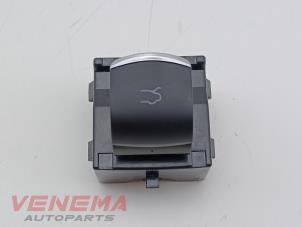 Gebruikte Schakelaar achterklep Alfa Romeo Stelvio (949) 2.0 T 16V Q4 Prijs € 19,99 Margeregeling aangeboden door Venema Autoparts